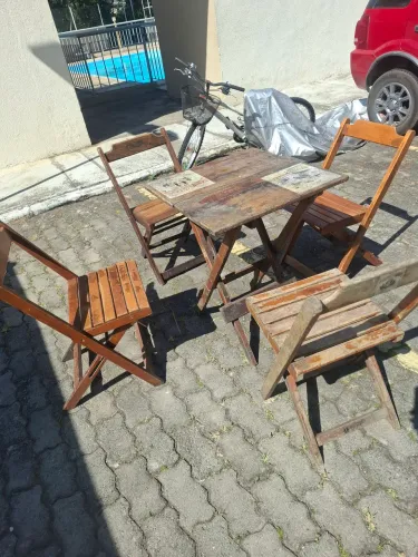 Jogo de Mesa e Cadeiras de Madeira excelente