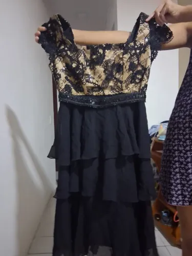 Vestido de festa com lantejoulas e todo forrado