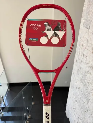 Raquete Yonex Vcore 100 2026 Lacrada