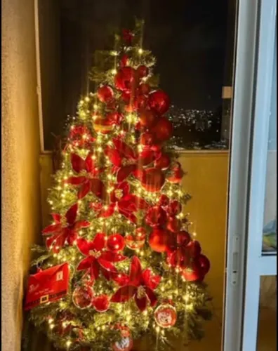 Árvore de natal acompanha enfeite marca Cromus