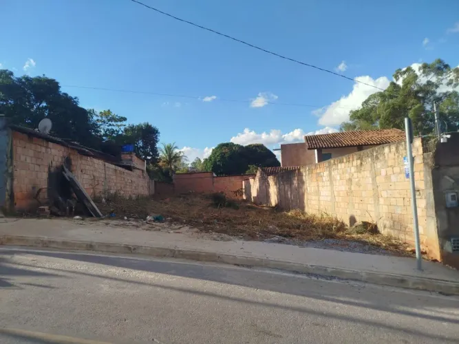Lote murado 3 min do centro