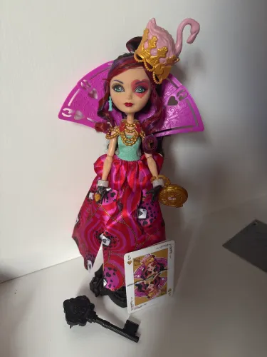Boneca ever after high rainha de copas