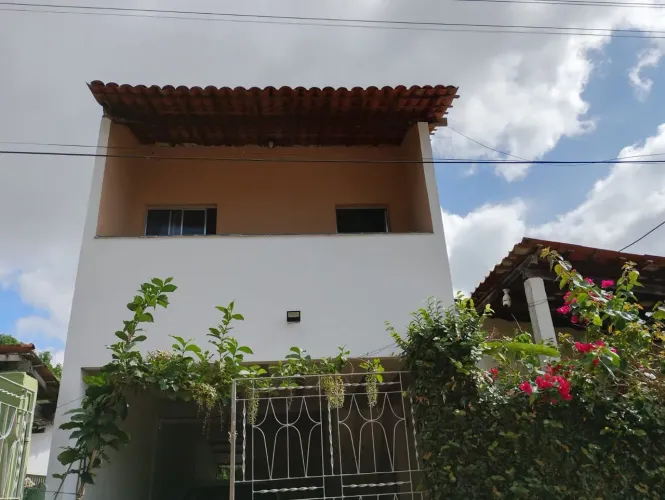 Terreno com plantação de frutas, com casa