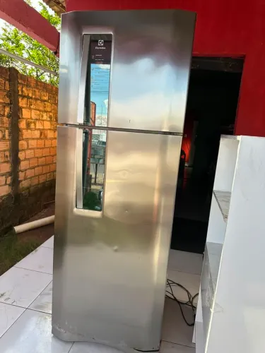 GELADEIRA ELETROLUX FROST FREE GELO SECO USADA COM MARCAS DE USO PORÉM GELANDO