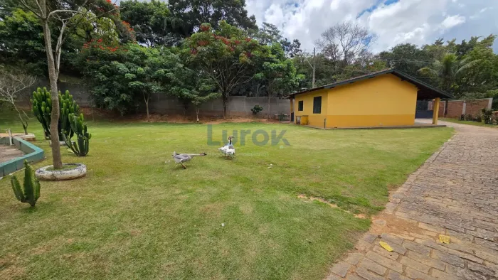 Chácara à venda, com lago, piscina e salão de festas no bairro Chácaras São Bento, Valinho