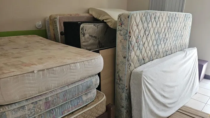 Camas, Colchões usados Pousada em reforma vendo móveis usados.