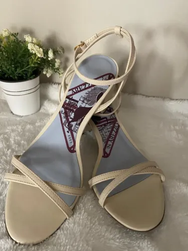 sandália off-white couro salto bloco