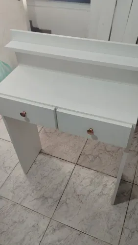 Escrivaninha com 2 gavetas.