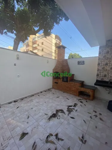EXCELENTE CASA EM ÓTIMA LOCALIZAÇÃO, PRÓXIMA AO COMÉRCIO DO BAIRRO.