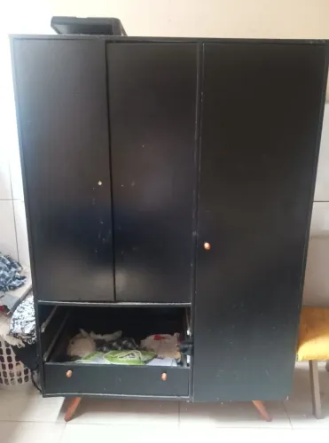 Guarda roupa pequeno com avarias