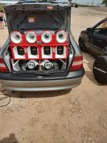 Som automotivo forte