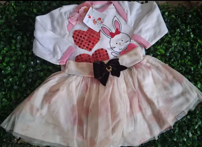 Conjunto para bebe veste até 12 meses bodie e saia novos