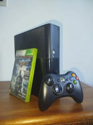 Console Xbox 360 Slim + Jogo (Batman: Arkham Asylum)