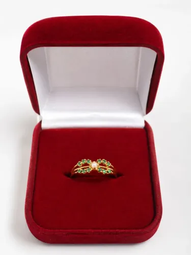 Anel em ouro 18k com pérola e esmeralda