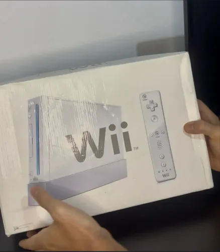 Nintendo Wii na caixa (Leia)