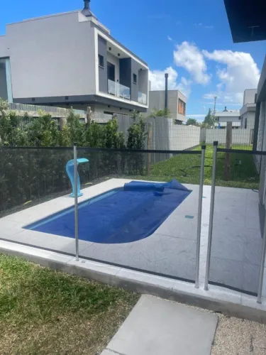 CASA EM CONDOMINIO XANGRI-LÁ - PISCINA E 4 SUITES