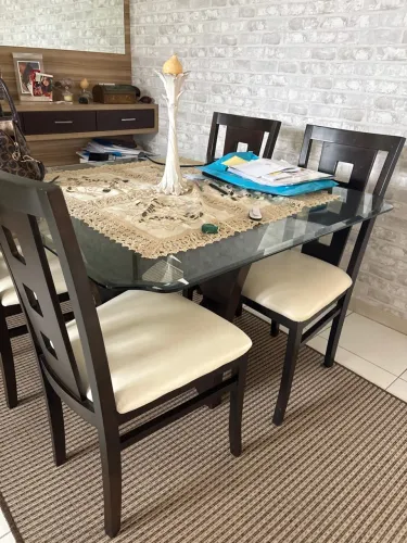 Mesa de vidro com 4 cadeiras