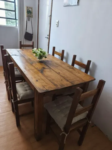 Mesa de madeira com 6 cadeiras 