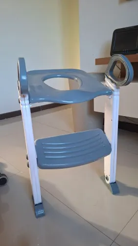 Assento infantil com escada para vaso sanitário