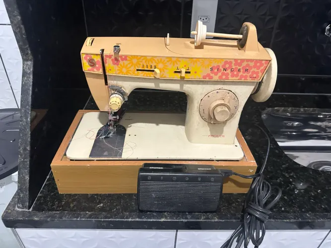 Máquina de costura Singer com vários acessórios