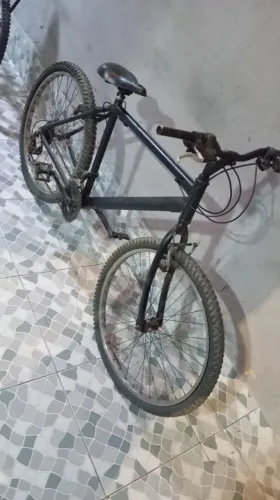 Vendo uma bicicleta aro 26 de alumínio cor preta