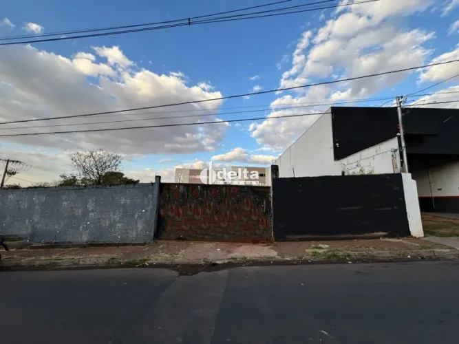 Área disponível para locação no bairro Chácaras Tubalina E Quartel em Uberlândia-MG