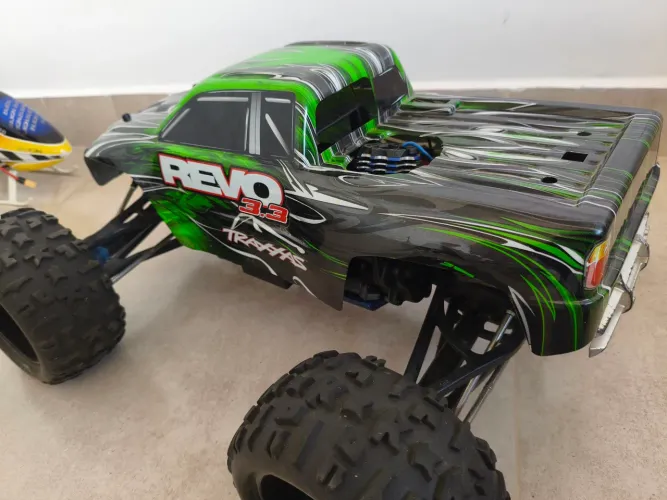Automodelo traxxas revo nitro 3.3
