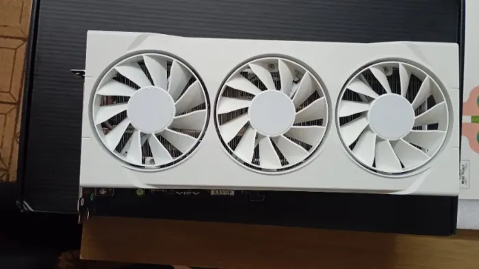 PLACA DE VÍDEO AMD 9060 XT 16GB TRIPLE FAN XFX BRANCA