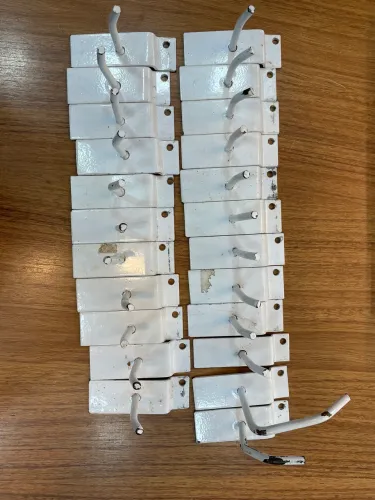 Kit com 23 ganchos para painel canaletado