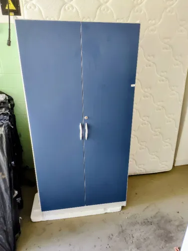Armários fechados com 4 prateleiras