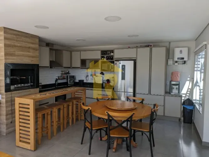 Casa em condomínio: 3 quartos, 1 suíte, 2 salas, 3 banheiros, 4 vagas de garagem e 140m² e