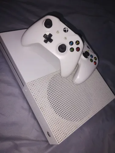 Vendo XBOX ONE S com dois controles funcionando, pagamento antecipado/negociação!!