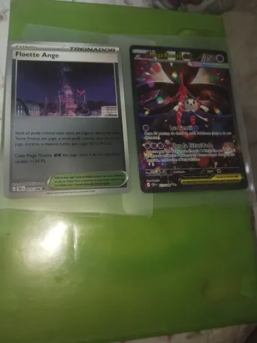Combo Pokémon Mega Floette ex Holográfica 117/086 + Brinde Estádio Floette Ange, LEIA