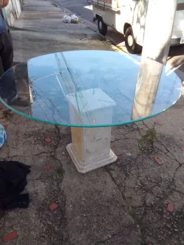 Mesa de vidro com coluna de mármore 