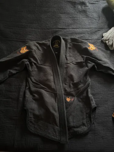 Vendo kimono de jiu jitsu vouk, apenas 3 meses de uso perfeito estado. Tamanho A0