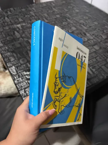 Livro confiança + revista clube intrínsecos
