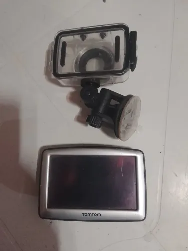 Vendo um aparelho de GPS com mais um suporte para câmera com ventosa