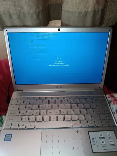 Vende-se notebook novo
