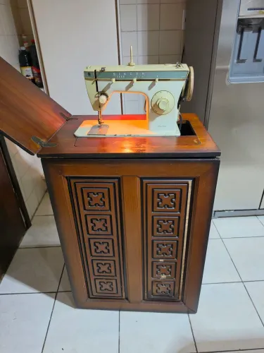 Máquina de Costura Singer Zig-Zag 242 com gabinete.