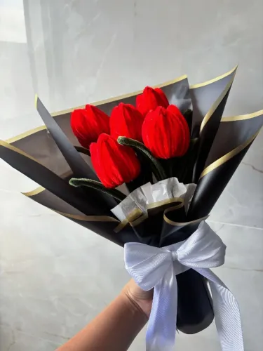 BUQUÊ DE TULIPAS VERMELHAS ?