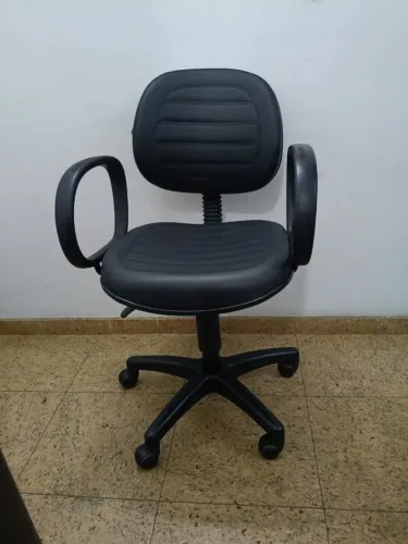 Cadeira de escritório com braço e rodinhas
