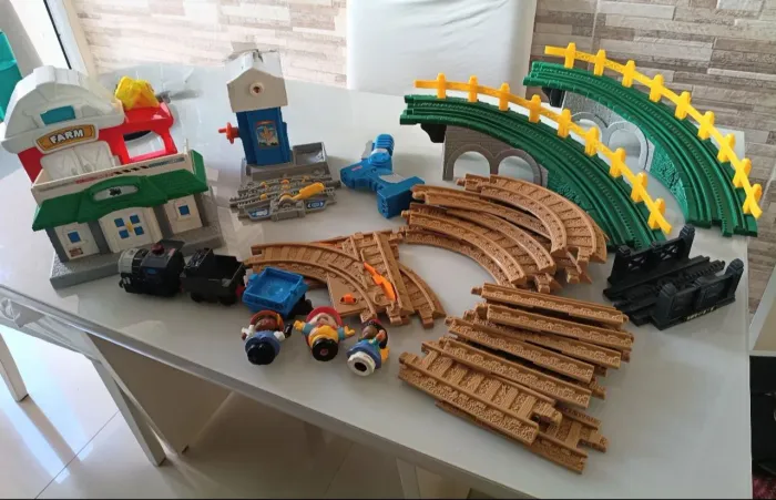 Lote Fisher-Price GeoTrax - Trilhos, Pontes, Prédios e Bonecos