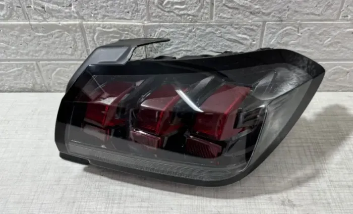 lanterna direita Peugeot 208 2021/2024 original sem recuperação