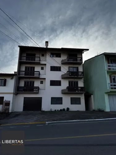 Loja terrea de frente com garagem