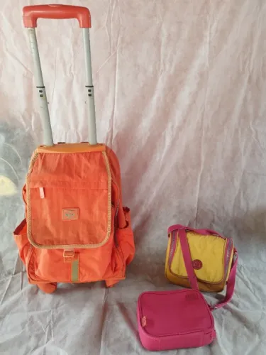 Mochila Escolar UP4YOU c/ Rodinhas 360º + Lancheira + Estojo R$49,99