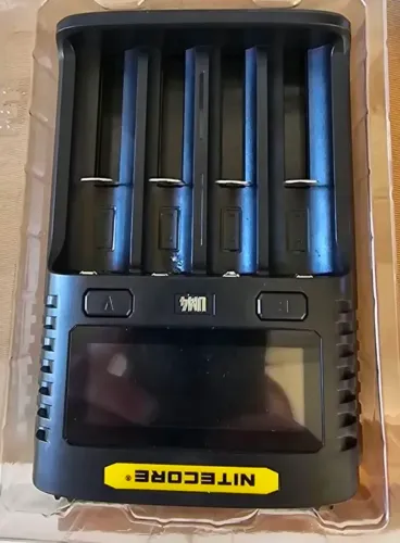 Carregador pilhas e baterias UM4 Nitecore