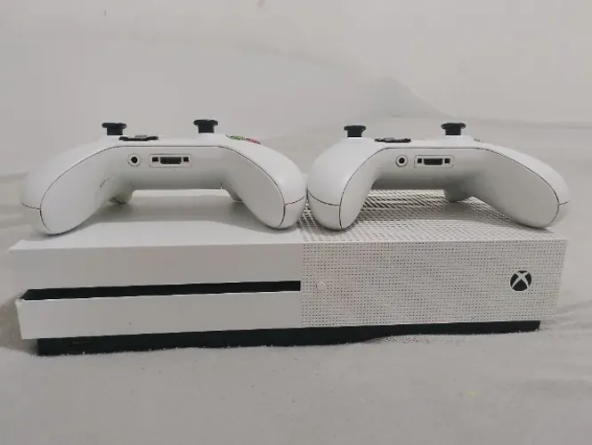 Xbox one - semi novo em perfeito estado 