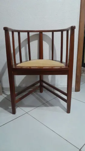 Cadeira de madeira maciça estilo classico