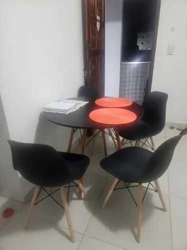 Mesa moderna com 4 cadeiras