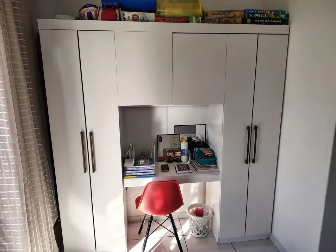 Guarda roupa branco